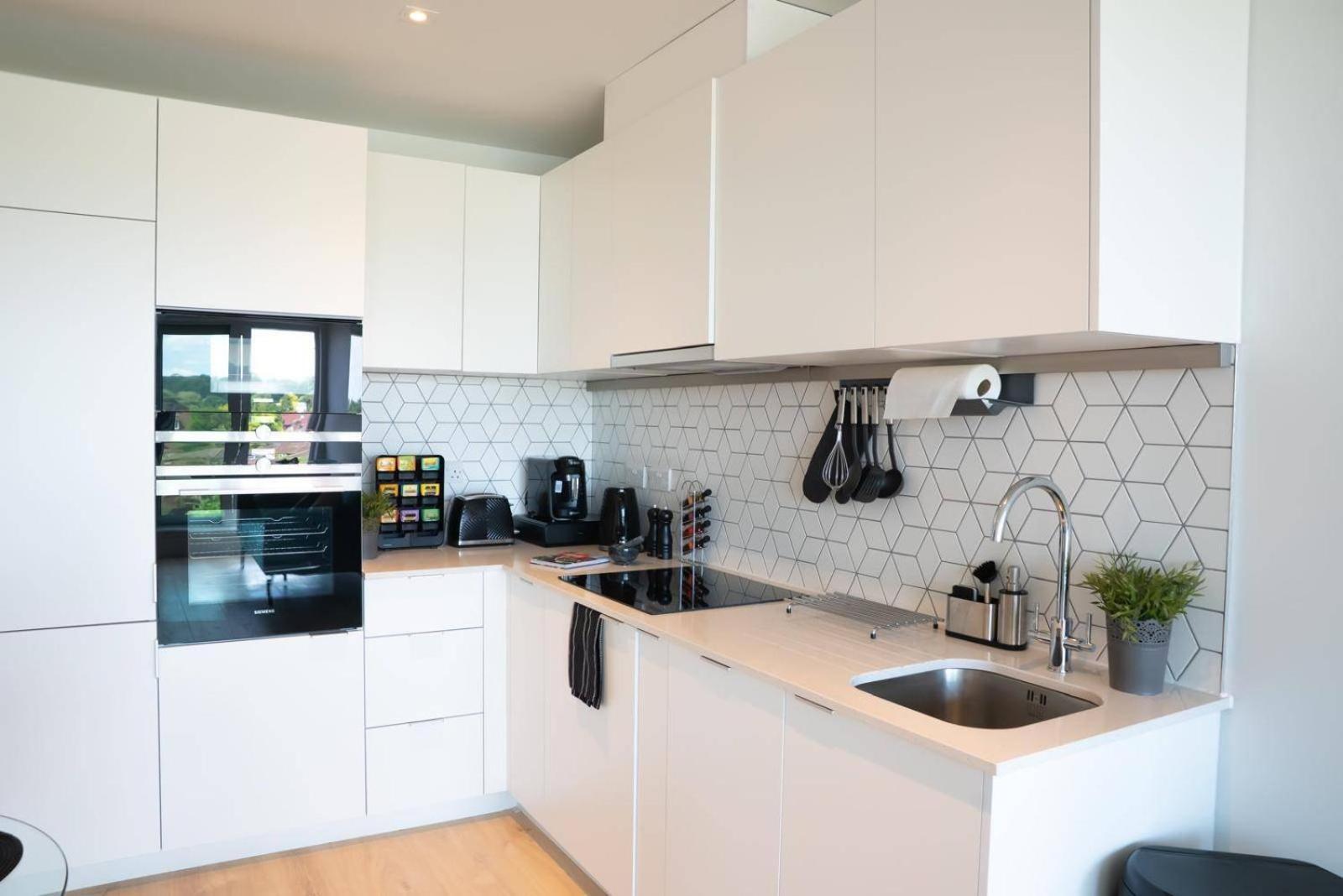 Tranquil Near Coombe Hill House Apartment London